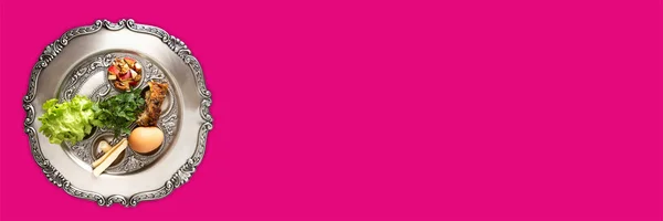 Brede, levendige roze banner, achtergrond, met een Pesach bord en een kopieerruimte. Joodse seder ter gelegenheid van het Paasfeest. Pesach, een van de drie bedevaartsfeesten, Joods vakantieconcept. — Stockfoto