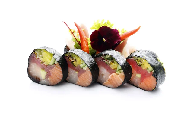 Horizontální pohled na 6 kusovou sashimi futomaki soupravu s tuňákem, lososem, tilapií, zeleninou, zdobenou jedlou květinou, izolovanou na bílém pozadí. Fotka balíčku pro menu sushi restaurace. — Stock fotografie