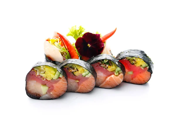 6 штук сашими футомаки набор с тунцом, лосося, тилапии, овощи, украшенные съедобным цветком, изолированные на белом фоне. Снимок для меню ресторана суши. деликатес японской кухни. — стоковое фото