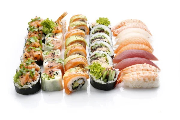 Velký sushi set. 36 ks: futomaki s lososovým tatarákem, filadelfie fit roll, drak roll, futo grill, nigiri s lososem, tilapie, krevety, tuňák, izolované na bílém pozadí. Fotografie balíčku pro menu. Stock Fotografie