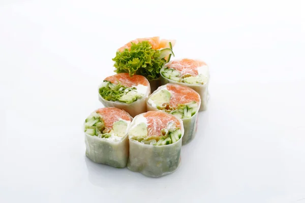 Rolos de primavera com salmão cru e legumes frescos, isolados em fundo branco, com um espaço de cópia. Sushi rola em papel de arroz, uma foto de pacote para um menu de restaurante oriental. Cozinha asiática delicadeza. — Fotografia de Stock