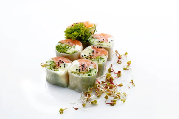 Весенние рулоны с сырым лососем и свежими овощами, изолированные на белом фоне. 6 булочек суши в рисовой бумаге, украшенной редькой, пакетная фотография для меню восточного ресторана. — стоковое фото