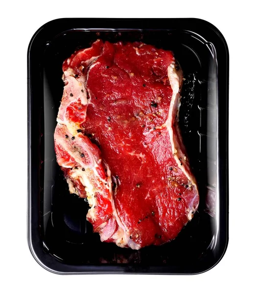 Biberli biftek, yemek tepsisine serpiştirilmiş, beyaz bir arka planda izole edilmiş. MAP paketinde kemik ile entrecote, üst görünüm. Paket tasarımı için fotoğraf, şablon. — Stok fotoğraf