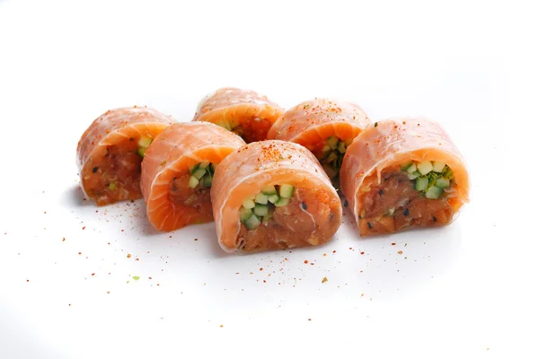 Sushi caber rolo. Maki de 6 peças em papel de arroz com tartare de salmão, pepino, salmão, decorado com especiarias, isolado em um fundo branco. Cozinha japonesa delicadeza. — Fotografia de Stock