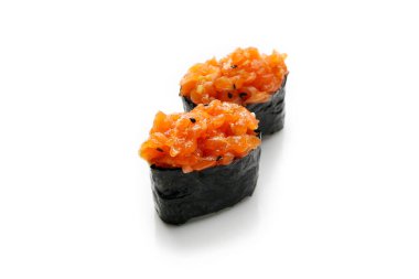 Somon tartarlı Gunkan suşisi, beyaz arka planda izole edilmiş. 2 parça doğranmış çiğ balıklı Gunkan-maki seti, Norveç çarşafına sarılmış. Suşi restoranı menüsü için paket tasarımı için poz fotoğrafı.