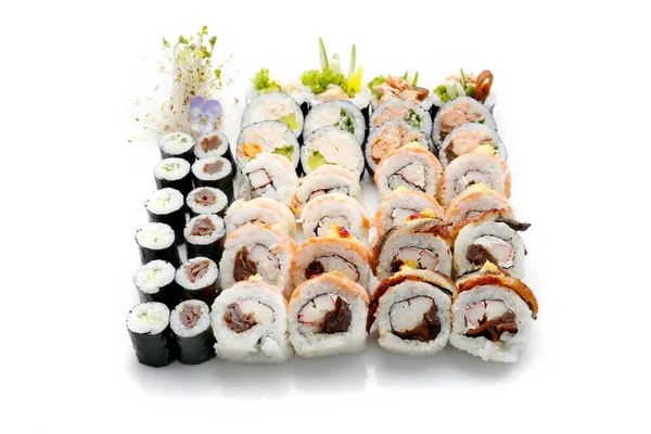 Velký sushi set. 36 ks: futomaki, hosomaki, dračí závitek, s lososem, krabí tyčinky, nakládaná ředkvička, tykev kanpyo, okurka, izolované na bílém pozadí. Fotka balíčku pro menu sushi restaurace. — Stock fotografie