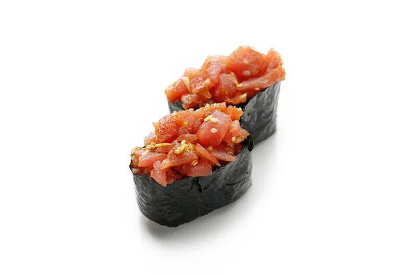 Sushi Gunkan com tartare de atum, isolado sobre fundo branco. Conjunto gunkan-maki de 2 peças com peixe cru picado, rolado em folha de nori. Foto Packshot para menu de restaurante de sushi, para design de pacote. — Fotografia de Stock