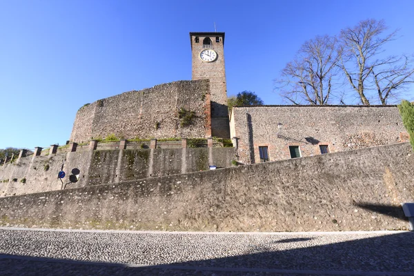 村の歴史的なイタリアの城 — ストック写真