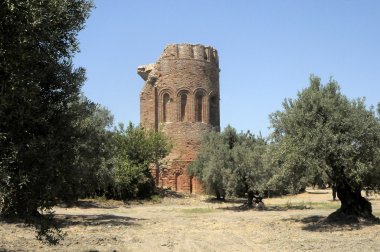 bir kulenin kalıntıları