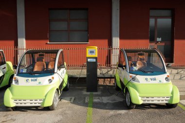 Kentsel hareketlilik için elektrikli otomobil istasyonu, Varese, Lombardy, İtalya