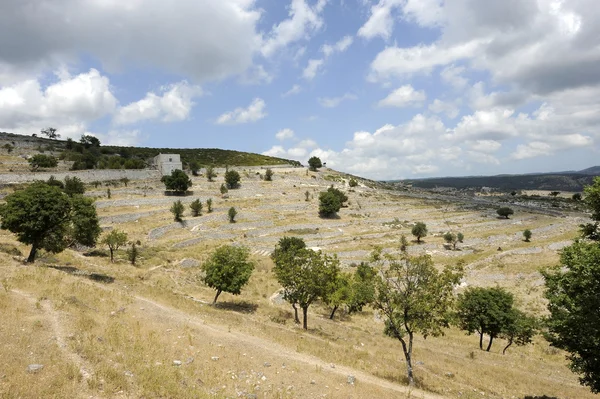 Met het oog op de berg in Puglia, Italië — Stockfoto