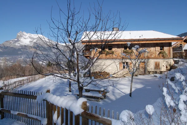 Casa en Alpes franceses —  Fotos de Stock
