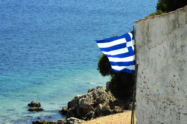 Mávání vlajkou Řecka venku — Stock fotografie