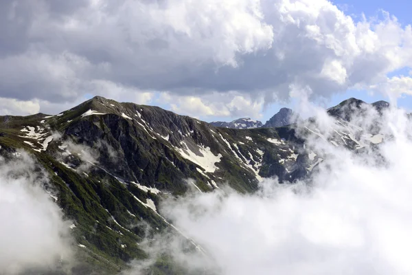 Горы в тумане и облаках — стоковое фото