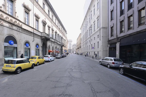 Calle de Milán ciudad con coches — Foto de Stock