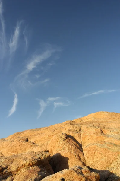 Gele stenen met blauwe lucht — Stockfoto