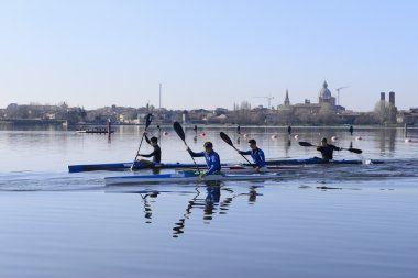 Canoeist eğitim göl kenarında