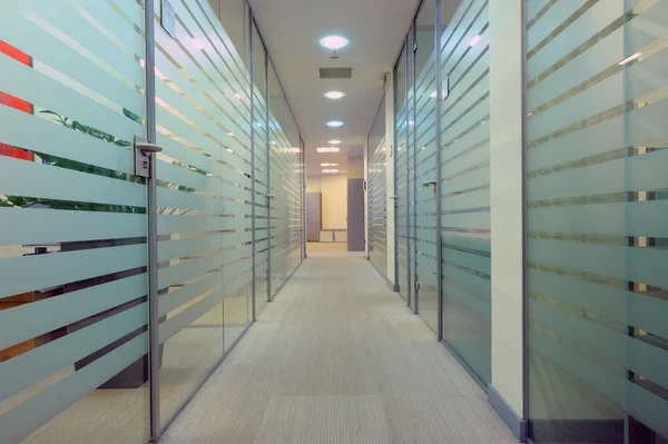 Corridor in een kantoor — Stockfoto