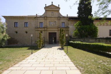 Bir manastır önden görünüm