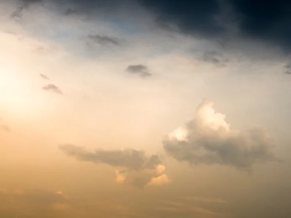 Strahlend sonniger Himmel vor dem Sturm — Stockfoto