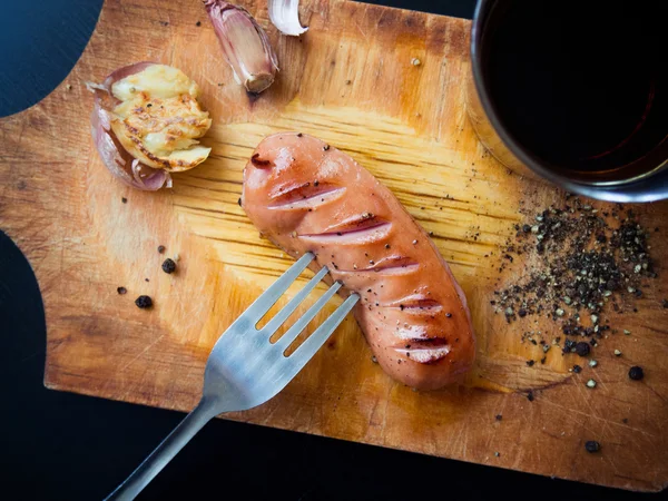 Deliciosa salchicha frita acostado en la Junta —  Fotos de Stock