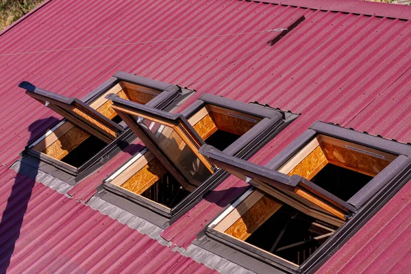 Dachfenster Geöffnet Oberlicht Auf Roten Keramischen Hausfliesen Oberlichter Fenster Sonnentunnel — Stockfoto