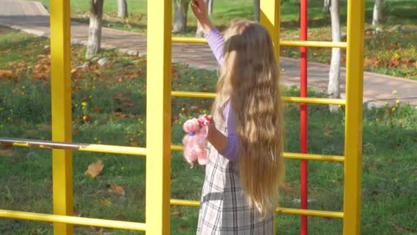 Красива Дівчина Довгим Світлим Волоссям Стрибає Дитячому Майданчику Відкритому Повітрі — стокове відео