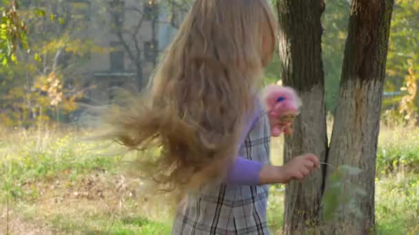 Девочка Длинными Светлыми Волосами Прыгает Падает Природу Улыбающийся Ребенок Играет — стоковое видео