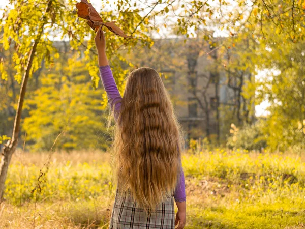 Schöne Mädchen Mit Langen Blonden Haaren Hält Gelbe Blätter Auf — Stockfoto
