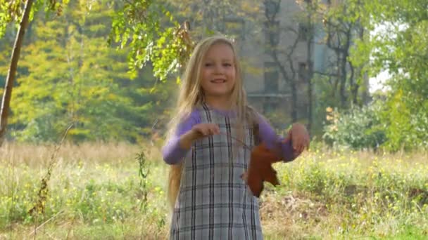 Menina Bonita Com Cabelo Loiro Longo Pulando Natureza Criança Sorridente — Vídeo de Stock