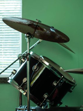 Siyah davul seti yakın plan. Stüdyoda davul karışımı bir müzik seti. Davul performansı için müzik aletleri. Gösterişsiz, karanlık ve kasvetli rock müzik tarzı..