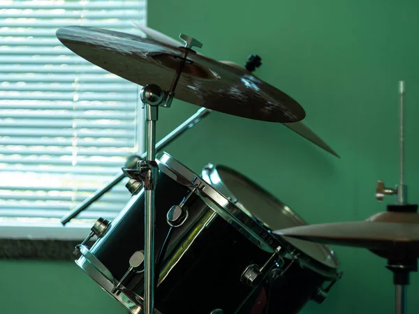ブラックドラムキットのクローズアップ 音楽家はスタジオでドラムのミックスで設定します ドラム演奏用の楽器 低キー 暗さとムーディーロックメタル音楽スタイル — ストック写真