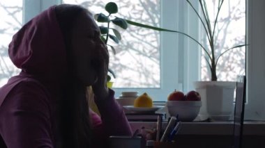 Dizüstü bilgisayarda çalışan tembel, serbest çalışan bir kadın. Belgelerin üzerinde uyuyan yorgun iş kadını. Uykucu kız öğrenci mesafesini merkezde öğreniyor. Uyuyan serbest çalışan kahve içiyor..