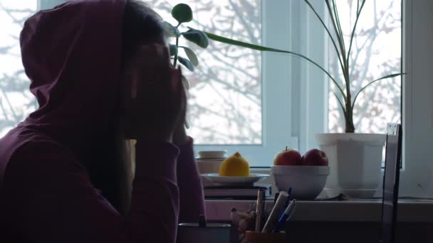 Dizüstü Bilgisayarda Çalışan Tembel Serbest Çalışan Bir Kadın Belgelerin Üzerinde — Stok video