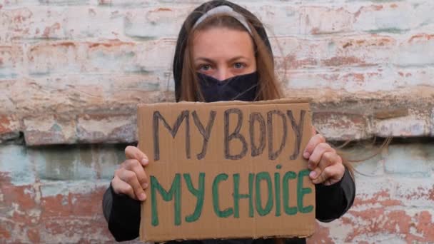 Junge Demonstrantin Hält Pappe Mit Meinem Körper Meine Wahl Mädchen — Stockvideo