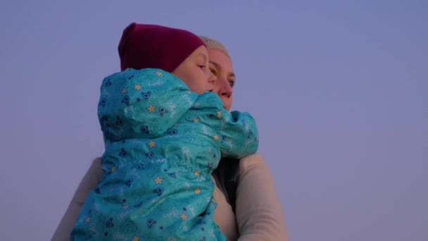 Anne Kızı Şehir Manzarasında Duruyor Gün Batımında Annesini Kucaklayan Öpen — Stok video