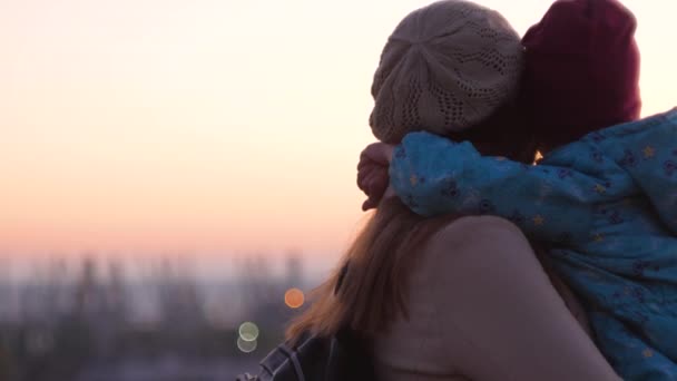 Mutter Und Tochter Stehen Auf Dem Abendlichen Stadtbild Ein Kleines — Stockvideo