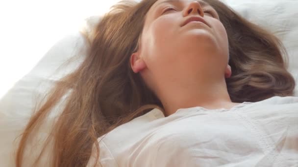 Ηρεμία Νεαρή Γυναίκα Κοιμάται Καλά Άνετο Ζεστό Κρεβάτι Λευκό Μαλακό — Αρχείο Βίντεο