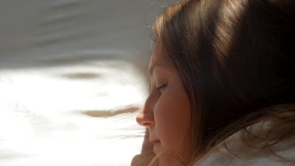 Ηρεμία Νεαρή Γυναίκα Κοιμάται Καλά Στο Άνετο Κρεβάτι Λευκό Μαλακό — Αρχείο Βίντεο