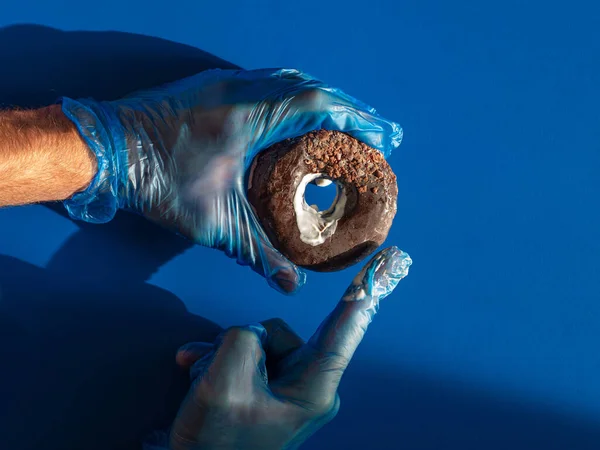 크림으로 도넛을 장갑을 비뇨기과 의사가 전립선 마사지를 있어요 남성의 보건이라는 — 스톡 사진