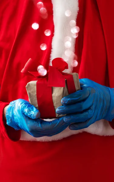 Захват Санта Клауса Предлагает Подарочную Коробку Лентой Бант Руках Защитных — стоковое фото