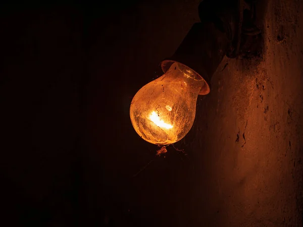 Старая Лампа Светится Темноте Красивые Пыльные Винтажные Огни Декор Стене — стоковое фото