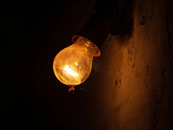 Lâmpada Antiga Brilhar Escuro Bela Decoração Luzes Vintage Empoeirado Parede — Fotografia de Stock
