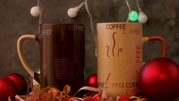 Kerst Koffiebekers Met Bokeh Verlichting Decoratie Wintervakantie Muziek Achtergrond Gezellig — Stockvideo