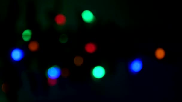 Verschwommene Silhouette Des Weihnachtsbaums Mit Glühend Defokussierten Lichtern Unscharf Vertikale — Stockvideo