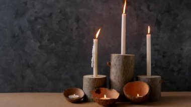 Sıfır atık kavramı, tahta kütük, hindistan cevizi kabuğu mum tutacağı. Karanlık arka planda mum yakmak. Spa sağlığı gevşemesi, çevre dostu ev tasarımı. Plastik iç dekorasyon yok.