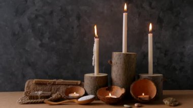 Spa sağlığı sıfır atık konsepti, doğal ahşap mum tutacakları, hindistan cevizi kabukları, soyulmuş kumtaşı kahve fırçası, deniz tuzu, çevre dostu ahşap tarak. Temiz ürün banyo masaj aksesuarları 4K ayarlandı.