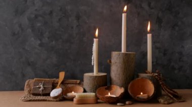 Spa sağlığı sıfır atık konsepti, doğal ahşap mum tutacakları, hindistan cevizi kabukları, soyulmuş kumtaşı kahve fırçası, deniz tuzu, çevre dostu ahşap tarak. Temiz ürün banyo masaj aksesuarları 4K ayarlandı.