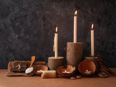 Spa sağlığı sıfır atık konsepti, doğal ahşap mum tutacakları, hindistan cevizi kabukları, soyulmuş kumtaşı kahve fırçası, deniz tuzu, çevre dostu ahşap tarak. Temiz cilt bakım ürünleri rahatlama masaj seti