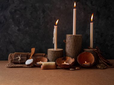 Spa sağlığı sıfır atık konsepti, doğal ahşap mum tutacakları, hindistan cevizi kabukları, soyulmuş kumtaşı kahve fırçası, deniz tuzu, çevre dostu ahşap tarak. Temiz cilt bakım ürünleri rahatlama masaj seti